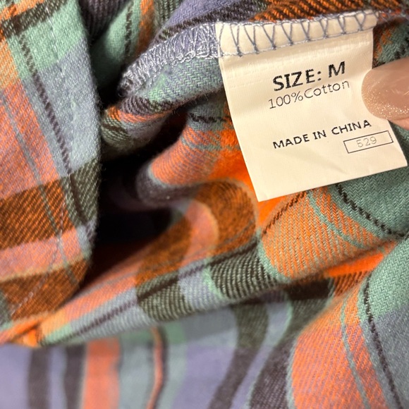 Colorful Soft Flannel size Medium. - Picture 6 of 6